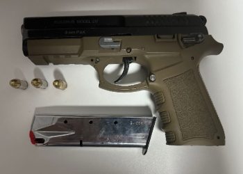 Aranan şüpheli üzerinde tabancayla yakalandı