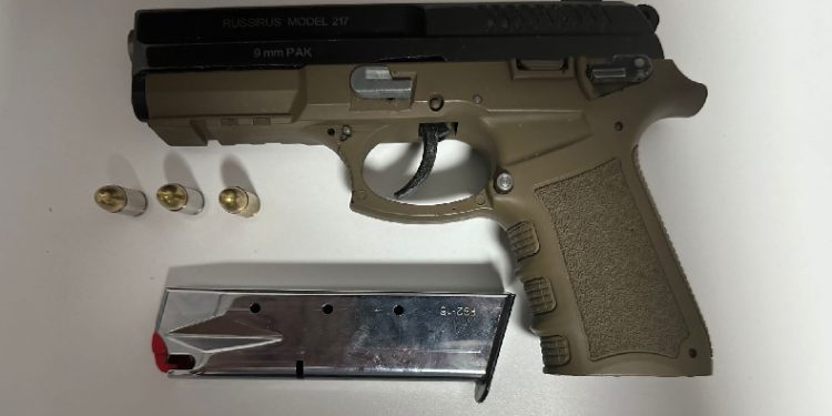 Aranan şüpheli üzerinde tabancayla yakalandı