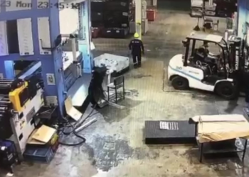 Forkliftin manevrasıyla sıkışan vatandaş