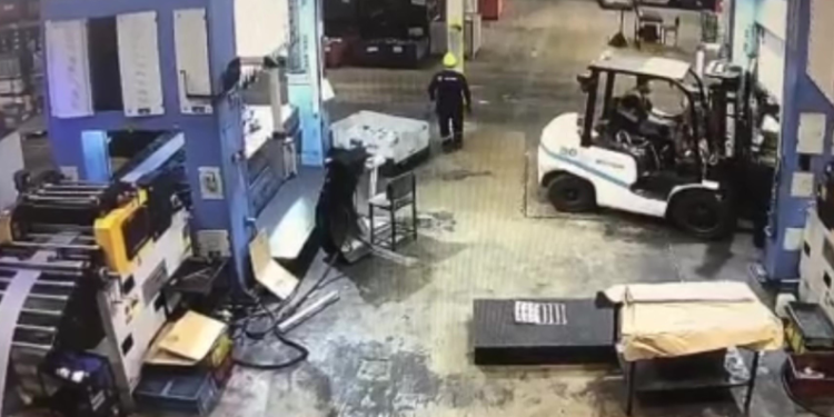 Forkliftin manevrasıyla sıkışan vatandaş