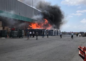 Depo alevlere teslim oldu