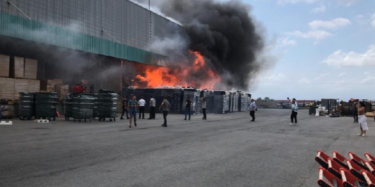 Depo alevlere teslim oldu