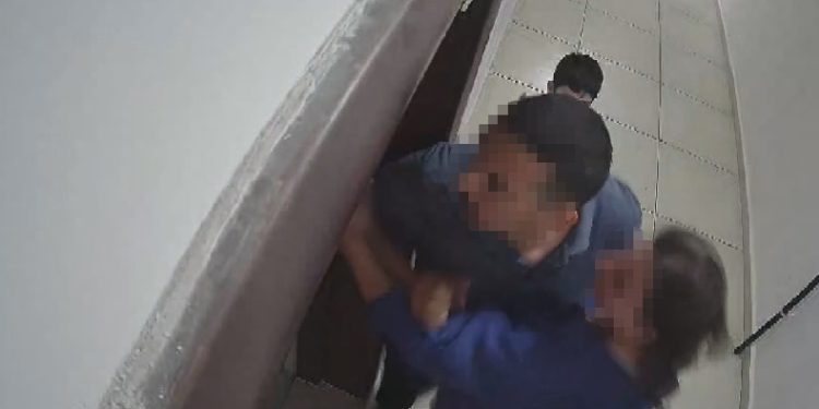 Komşusunu dövmek için, boksör arkadaşını çağırdı