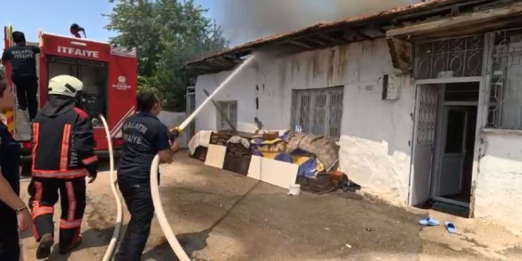 Evde çıkan yangın korkuttu