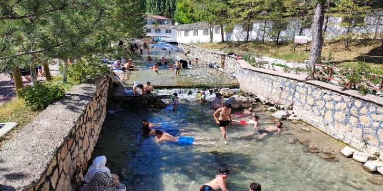 Hem serinliyorlar hem şifa buluyorlar