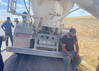 Mikser, otomobile çarptı