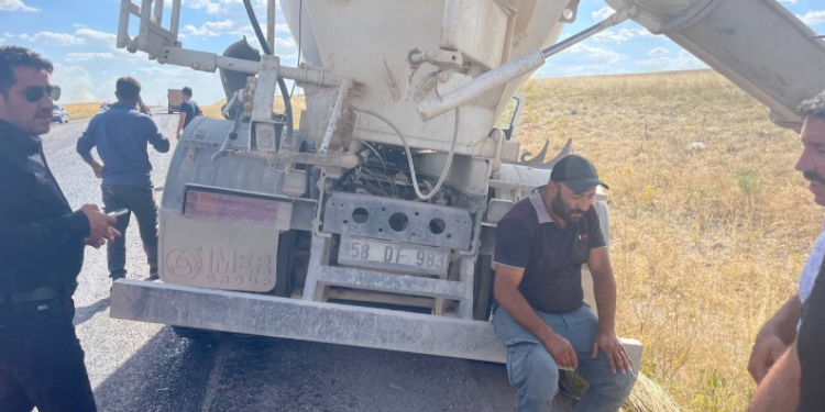 Mikser, otomobile çarptı