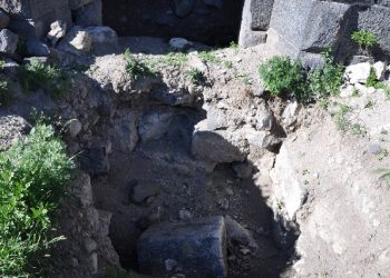 Defineciler kilise de kazılmadık yer bırakmadı