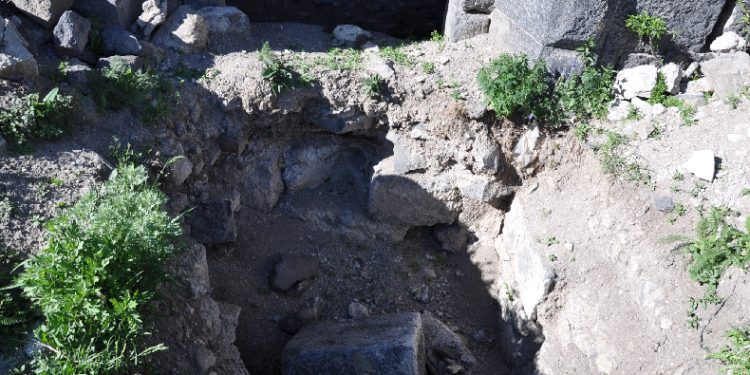 Defineciler kilise de kazılmadık yer bırakmadı