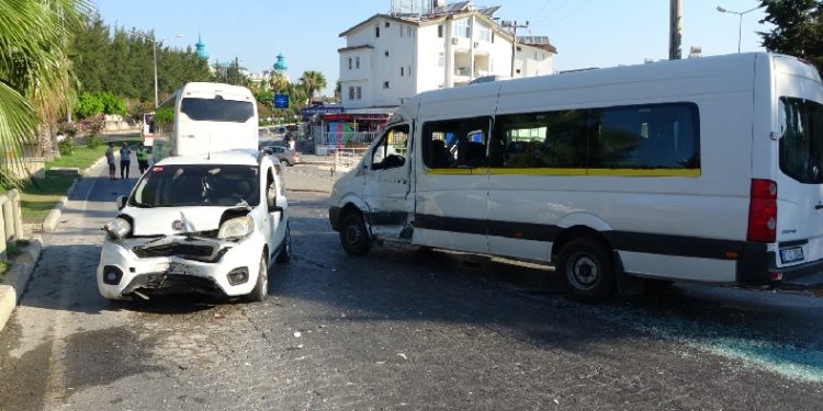 Servis otobüsü 2 araca çarptı