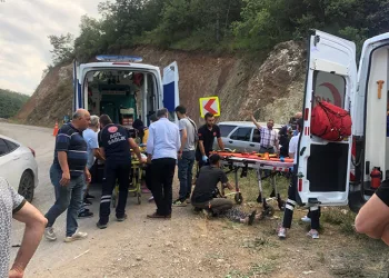 Bursa’da kamyonet ile otomobil çarpıştı