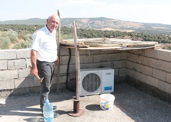 Sıcaktan arızalanan klima motoruna gölgelik yaptı