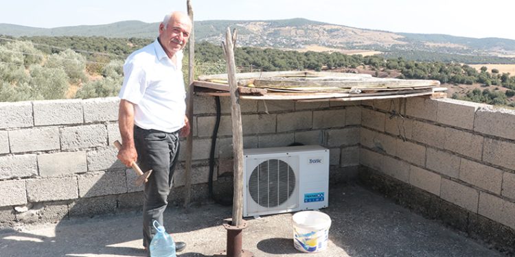 Sıcaktan arızalanan klima motoruna gölgelik yaptı