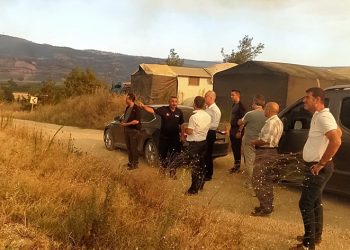 Alevler köye ulaşmasın diye buğday tarlalarını sürüyorlar