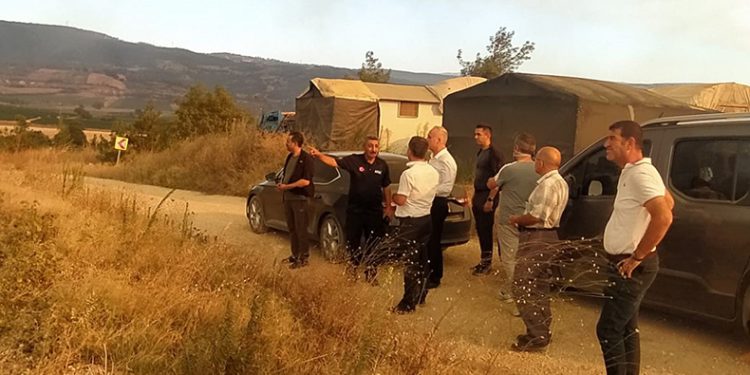 Alevler köye ulaşmasın diye buğday tarlalarını sürüyorlar