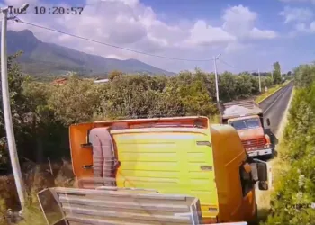 Kamyon ile tırın çarpışması kamerada