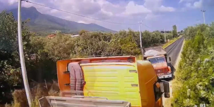 Kamyon ile tırın çarpışması kamerada