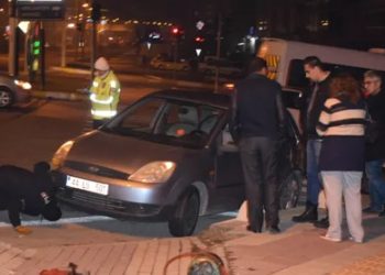 Trambüs ile otomobil çarpıştı