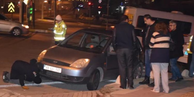 Trambüs ile otomobil çarpıştı