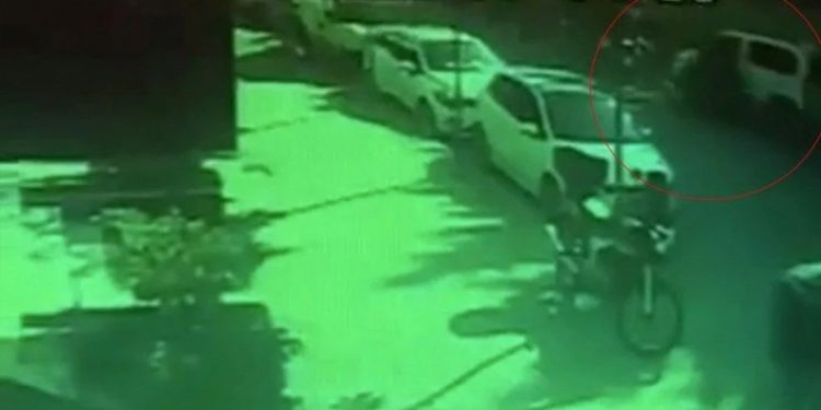 Motosikletle egzoza çarptı, kafatası kırıldı