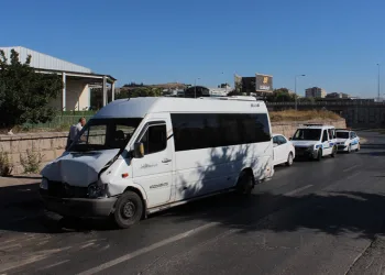 İşçi servisleri çarpıştı: 10 yaralı