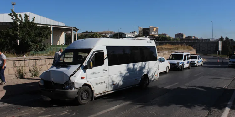 İşçi servisleri çarpıştı: 10 yaralı