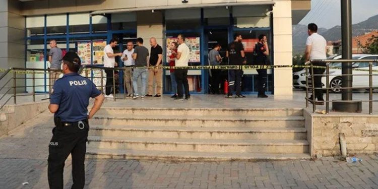 Markette tartıştığı eşini vurdu, ardından canına kıydı