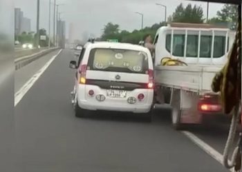 Seyir halinde camdan sarkarak yumruk attı