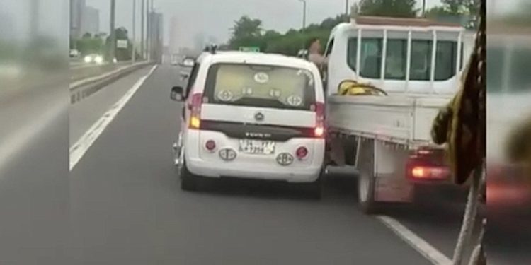 Seyir halinde camdan sarkarak yumruk attı