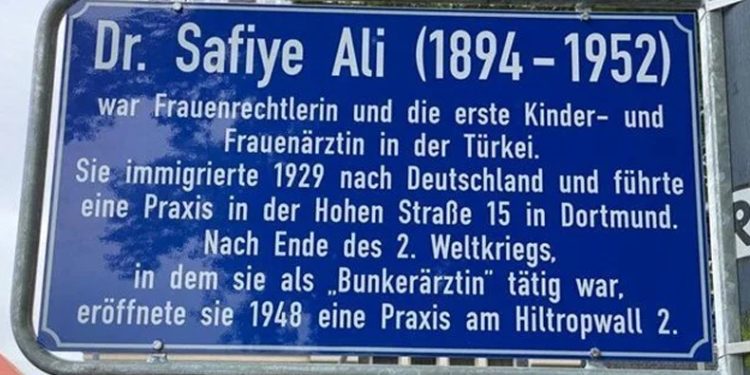 O sokağa Safiye Ali’nin adı verildi