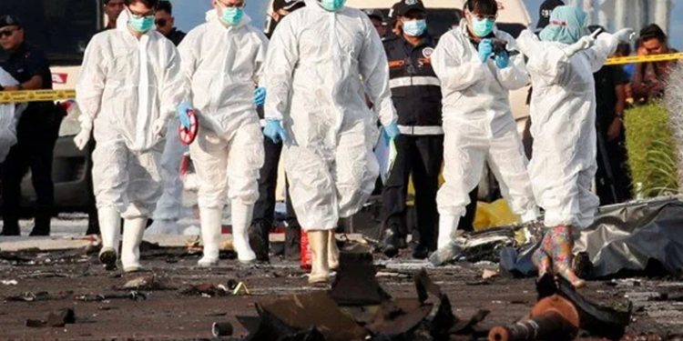 Malezya’da özel yolcu uçağı düştü