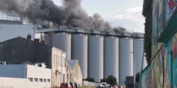 Fransa’da tahıl siloları yandı