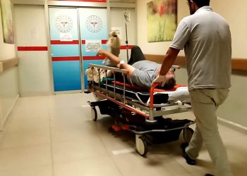 Tabancasını temizlerken kendisini ayağından vurdu