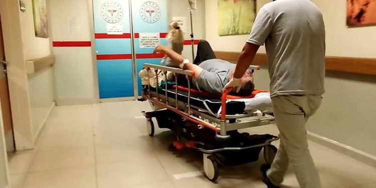 Tabancasını temizlerken kendisini ayağından vurdu