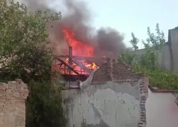 Metruk evde çıkan yangın, yakınlardaki evlere sıçradı