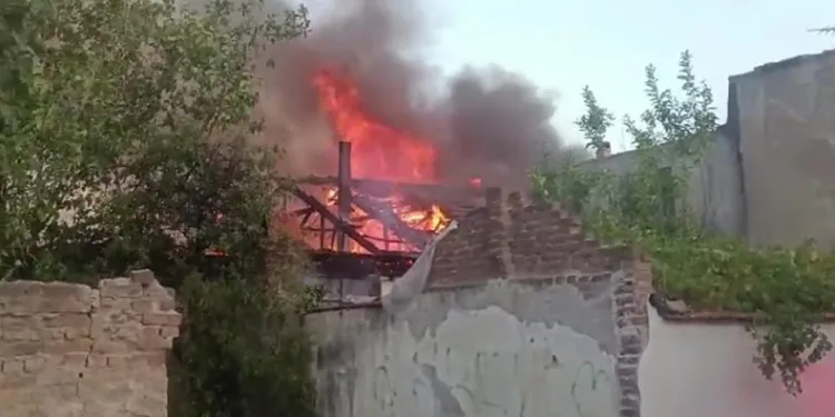 Metruk evde çıkan yangın, yakınlardaki evlere sıçradı