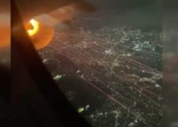 ABD-Meksika uçağının motoru alev aldı