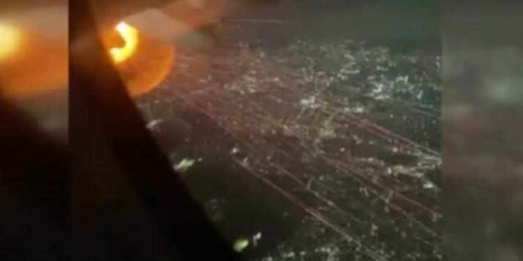 ABD-Meksika uçağının motoru alev aldı