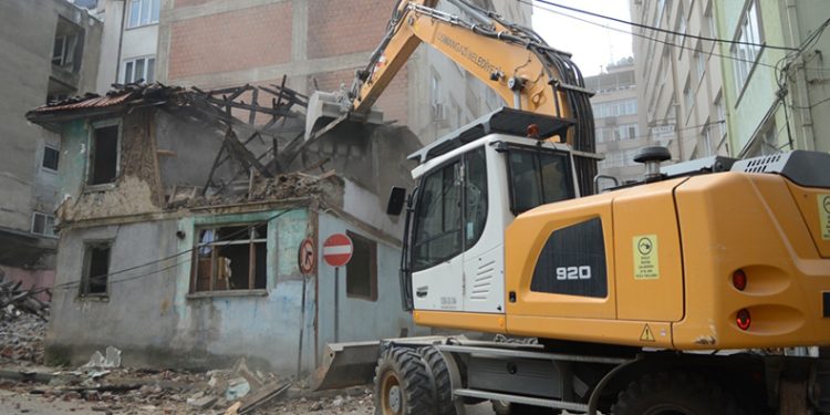 Osmangazi’de metruk bina temizliği