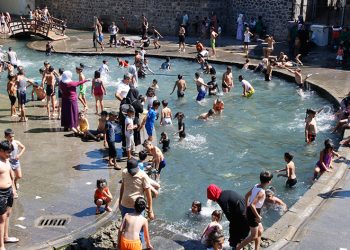 Çocuklar bazal taşlarında güneşlendi