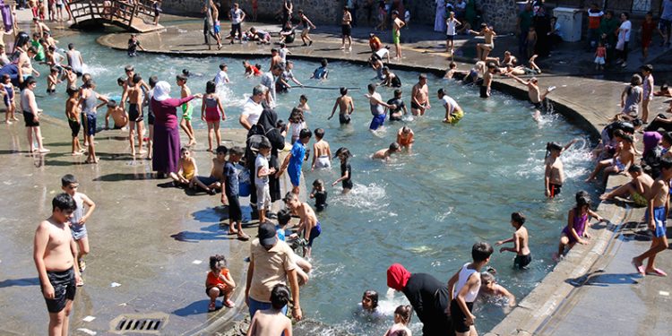 Çocuklar bazal taşlarında güneşlendi