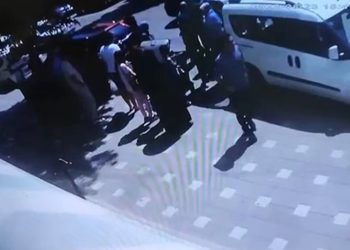 Yolun karşısına geçerken hafif ticari araç çarptı