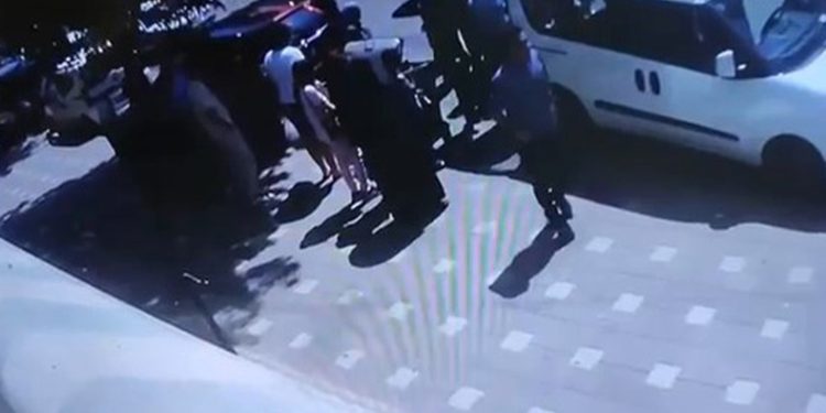 Yolun karşısına geçerken hafif ticari araç çarptı