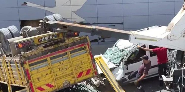 Kuğulu Alt Geçidi’ne kamyon düştü