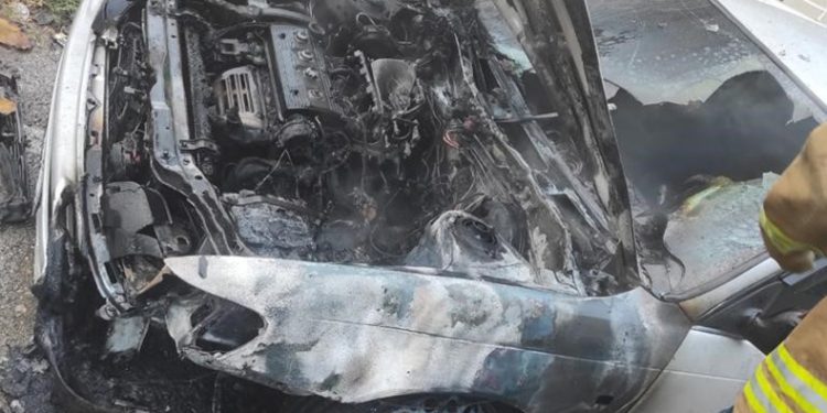 Yanan araç demir yığınına döndü