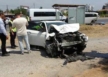 Tali yoldan çıkan minibüse otomobiller çarptı