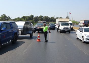 Hurdaya dönen araçtan burunları kanamadan çıktılar
