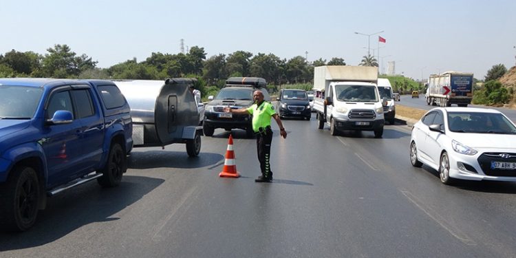 Hurdaya dönen araçtan burunları kanamadan çıktılar