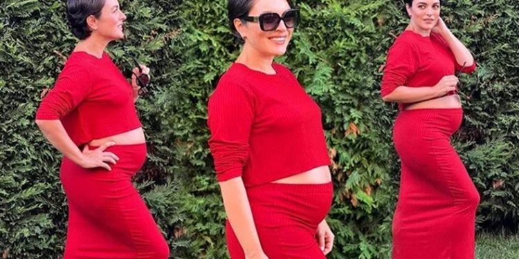 Ezgi Mola’dan karnı burnunda pozlar