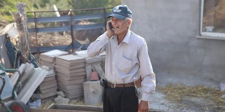 Alev köylere geldi, o koyunlarından ayrılmadı